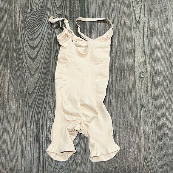NWOT Skims Sculpting Bodysuit Mid-Thigh Seamless Shapewear Bodycon Cream Size S - Picture 2 of 3